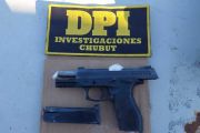 Fiscalía buscaba elementos robados, los recuperó y también encontró el arma robada a un policía