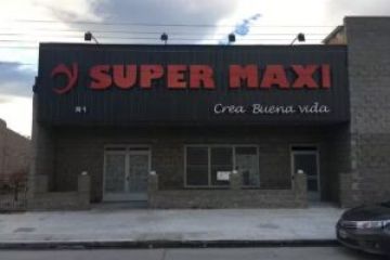 Una joven será investigada por golpear a una mujer en la vereda de un supermercado  