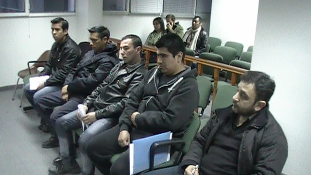 Los jueces Alejandro Defranco y Laura Servent deliberando durante el juicio