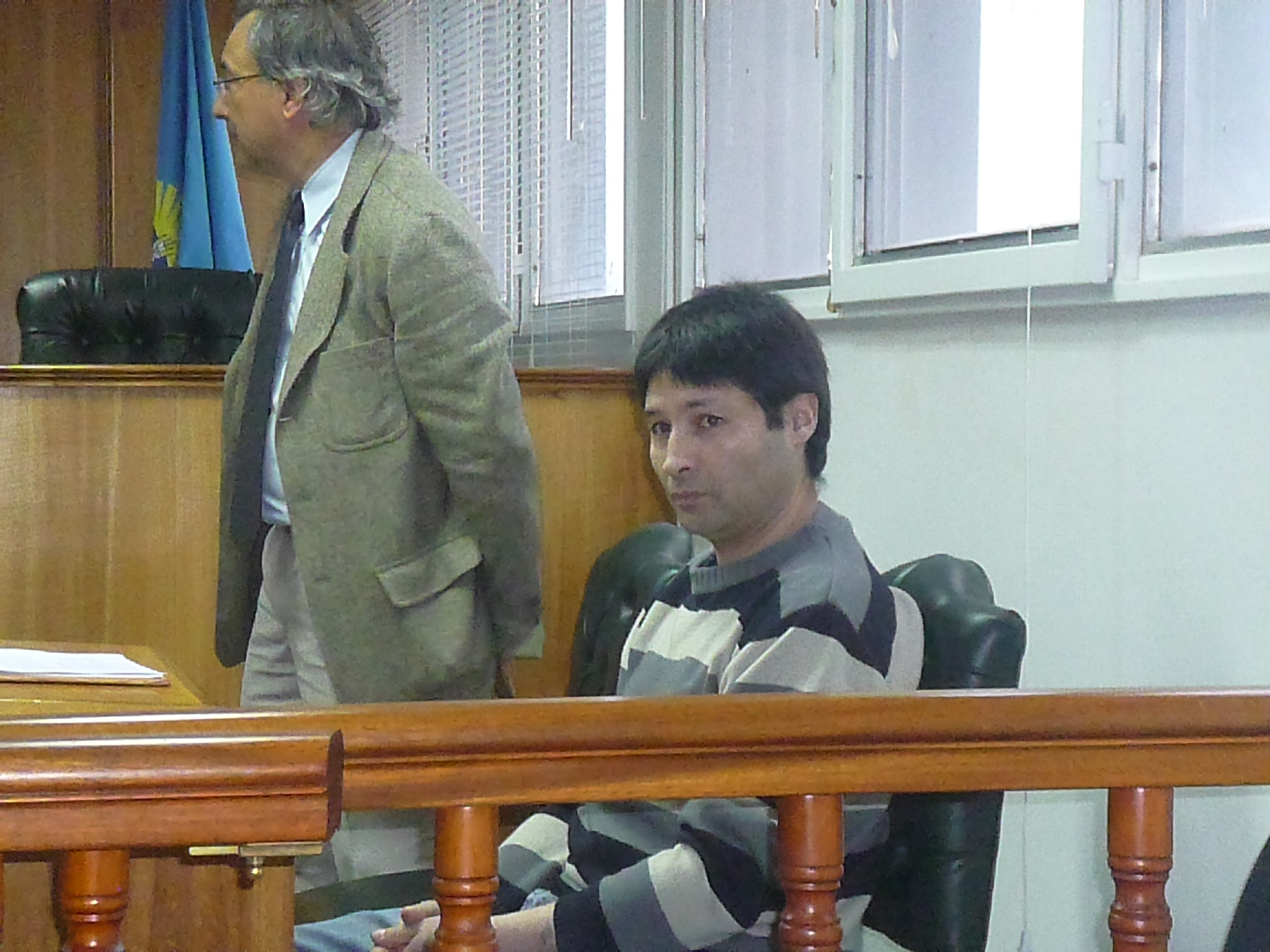 El acusado junto a su defensor