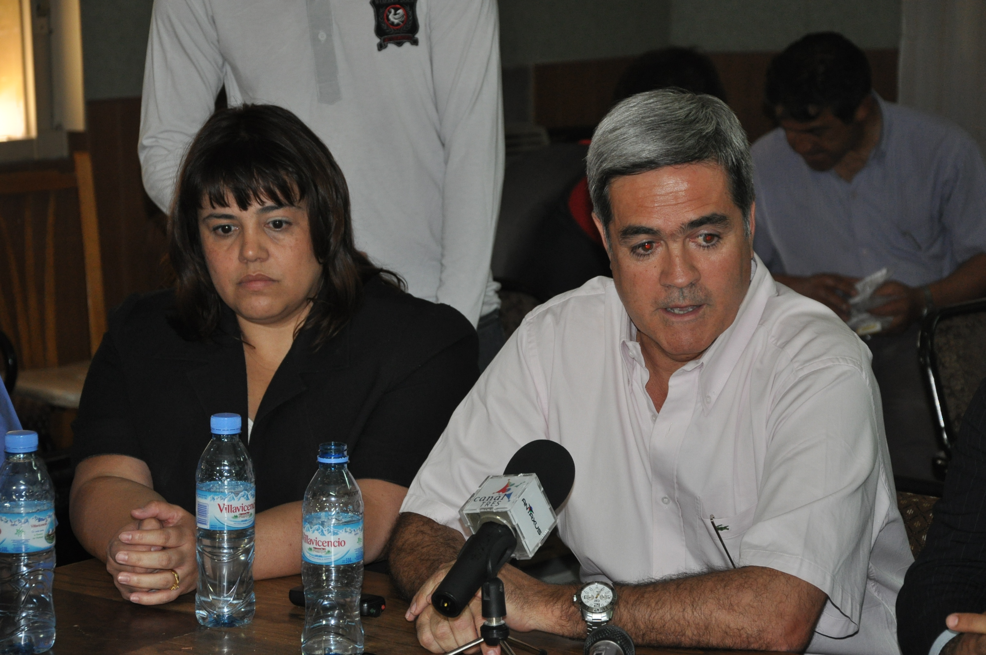 El Procurador General Jorge Miquelarena y la Fiscal Jefe de Trelew Mirta Moreno realizando el anuncio