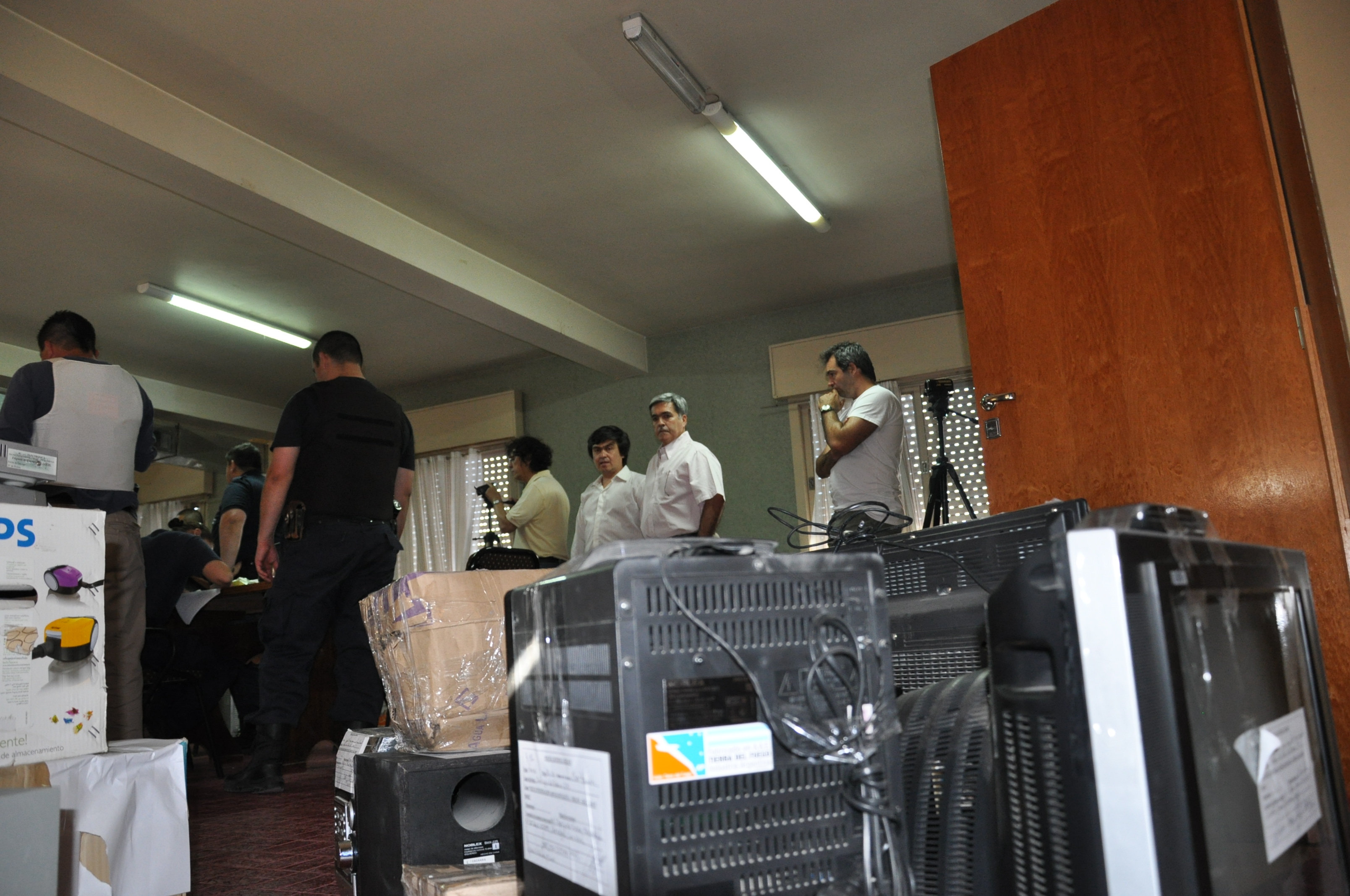En primer plano algunos de los elementos recuperados en los allanamientos
