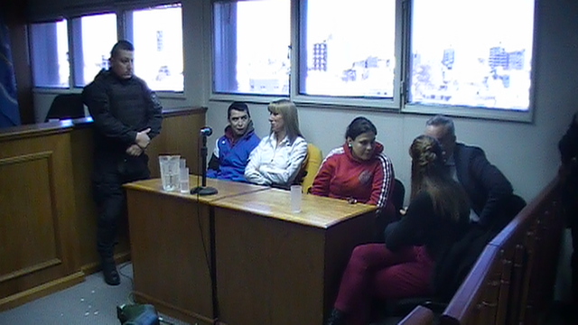 Acusados junto a defensores esperando veredicto