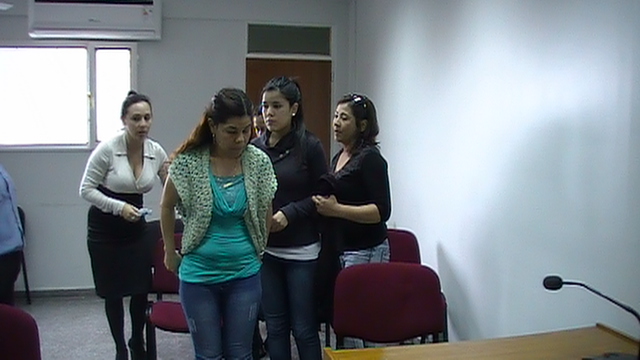 Las hermanas de las víctimas se retiran de la sala junto al savd