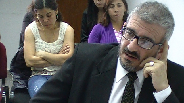 El fiscal general César Zaratiegui, detrás familiares de las víctimas