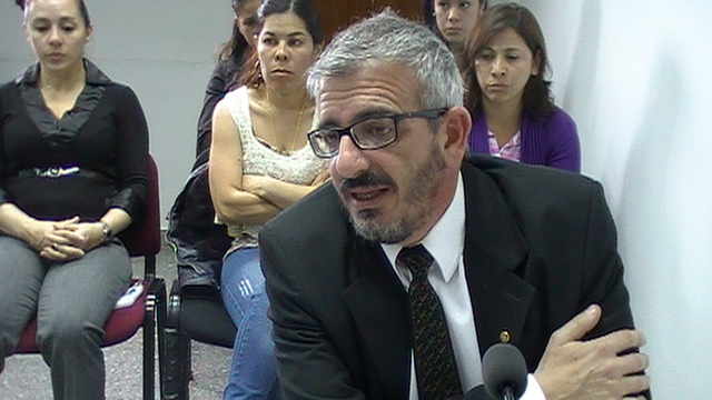 El fiscal Zaratiegui alega, detrás familiares de víctimas junto al savd