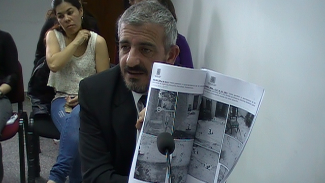 Uno de los testigos deponiendo ante el tribunal