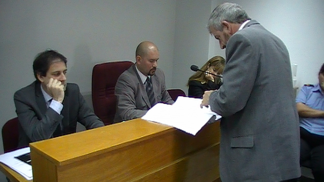 El fiscal y los jueces verificando documentación