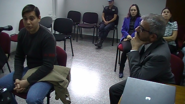 El fiscal escucha atentamente la respuesta del testigo