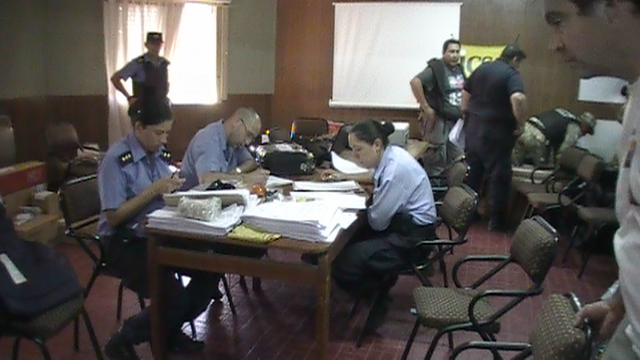 Policía trabajando en la clasificación de lo secuestrado