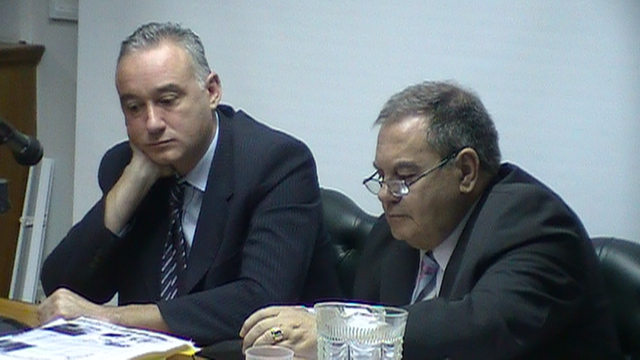 Los defensores Benítez y Hervida