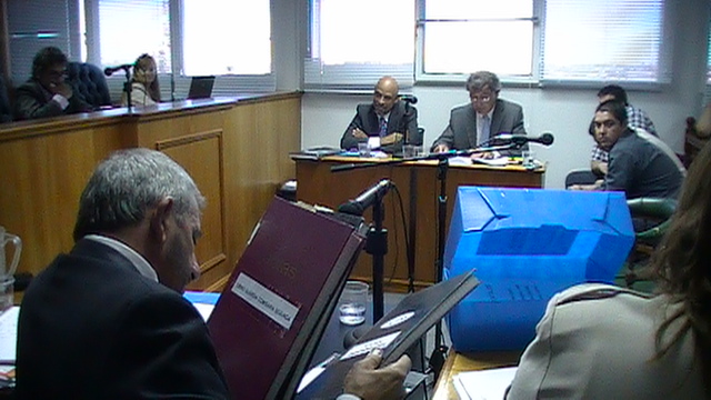 Los Fiscales dando a conocer documentación de prueba
