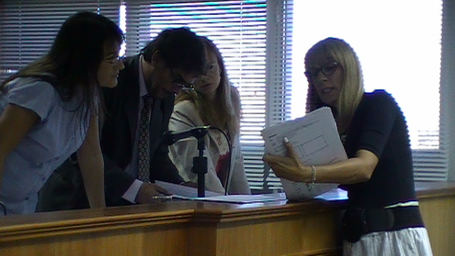 La querella presentando documentación