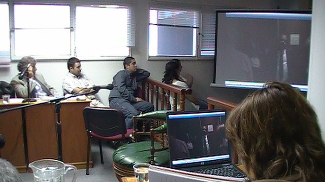 Momento en que se proyecta documentación ofrecida como prueba