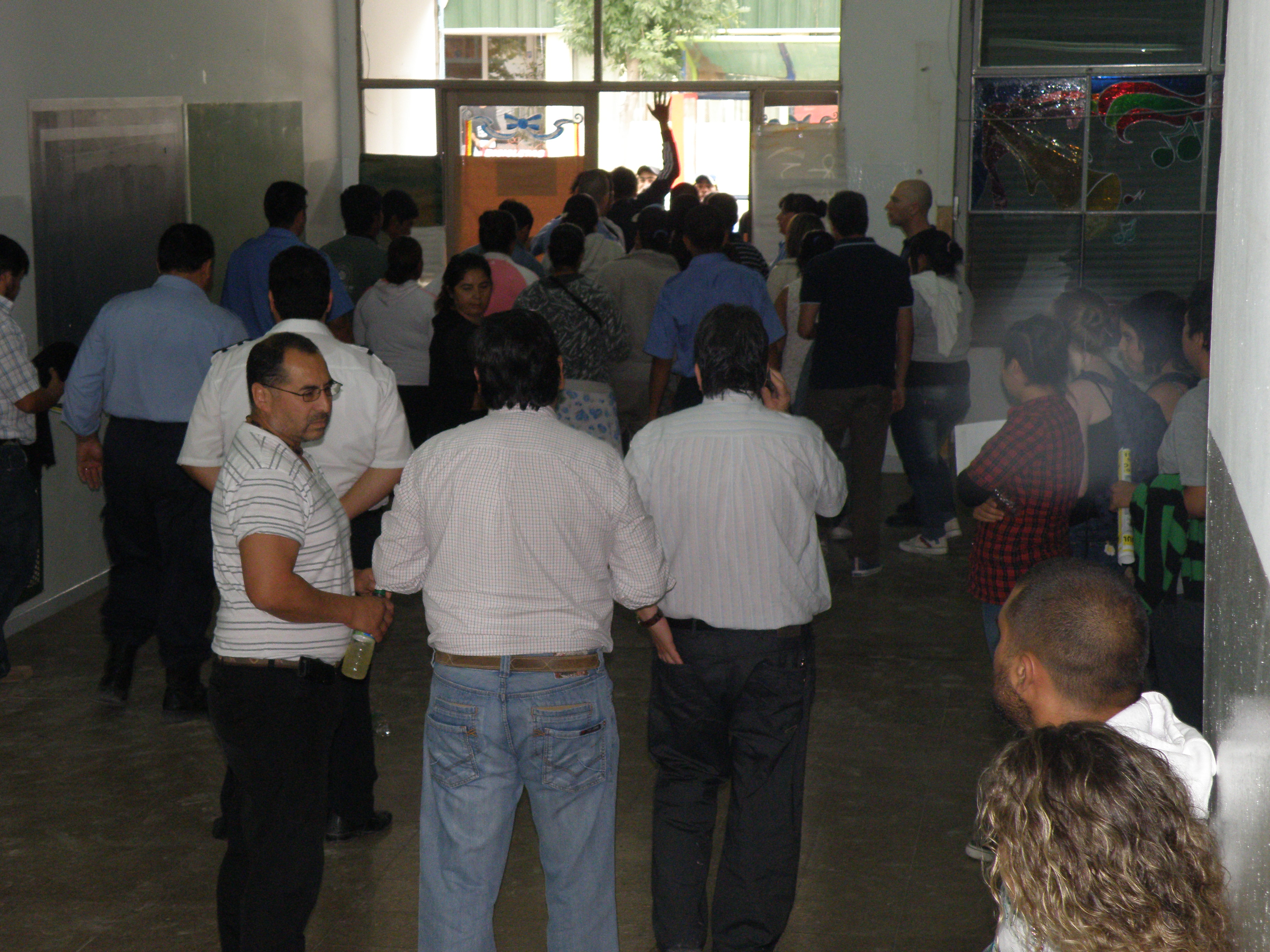 Momento de desalojo de la sala