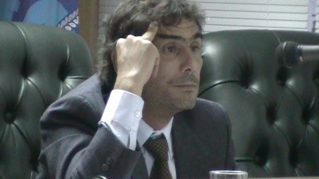 El Juez Alejandro Defranco prestando atención al desarrollo del juicio
