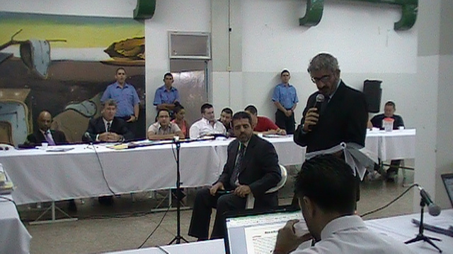 Licenciado en criminalística verificando documentación