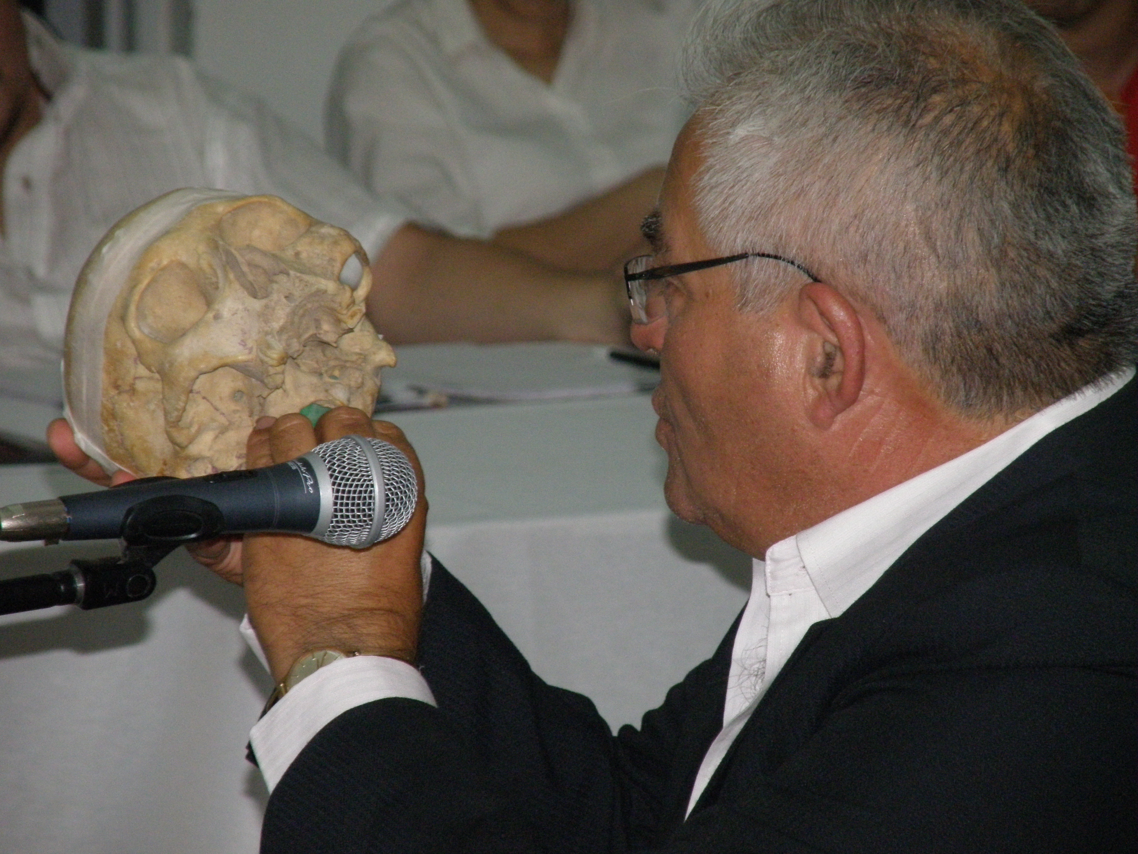 El Doctor González ilustrando sus informes