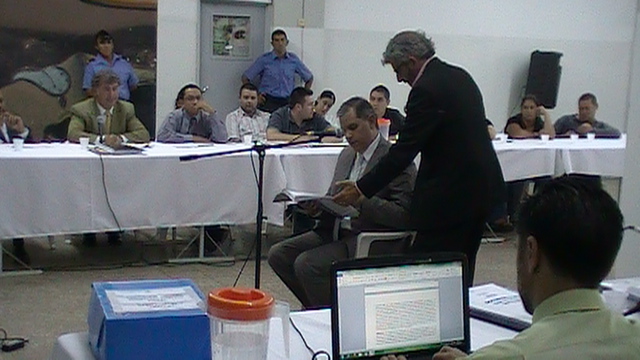 El perito, comisario Claudio Fernández verifica documentación