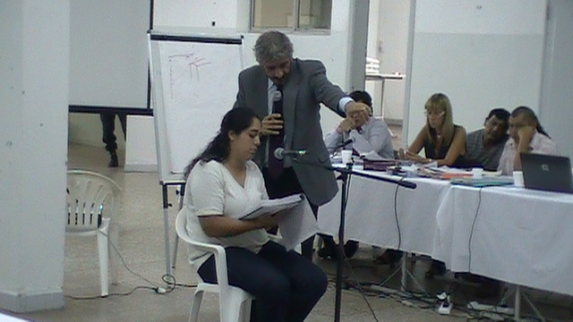 Oficial Verónica Fernández verificando datos