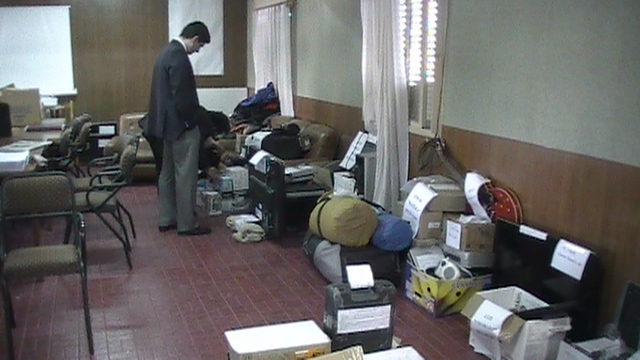 Uno de los abogados particulares observa los secuestros