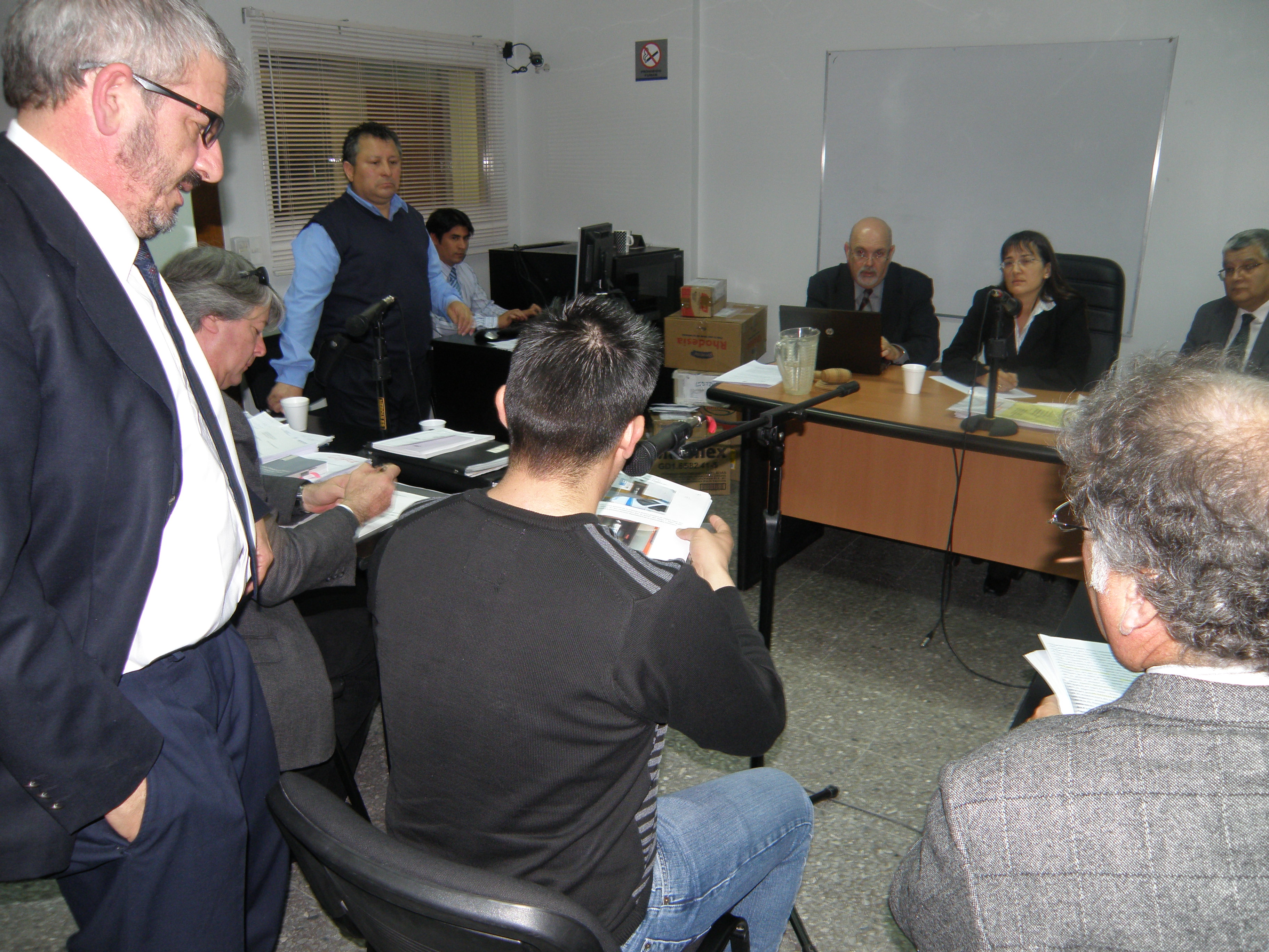 El fiscal Zaratiegui verifica documentación durante el juicio oral