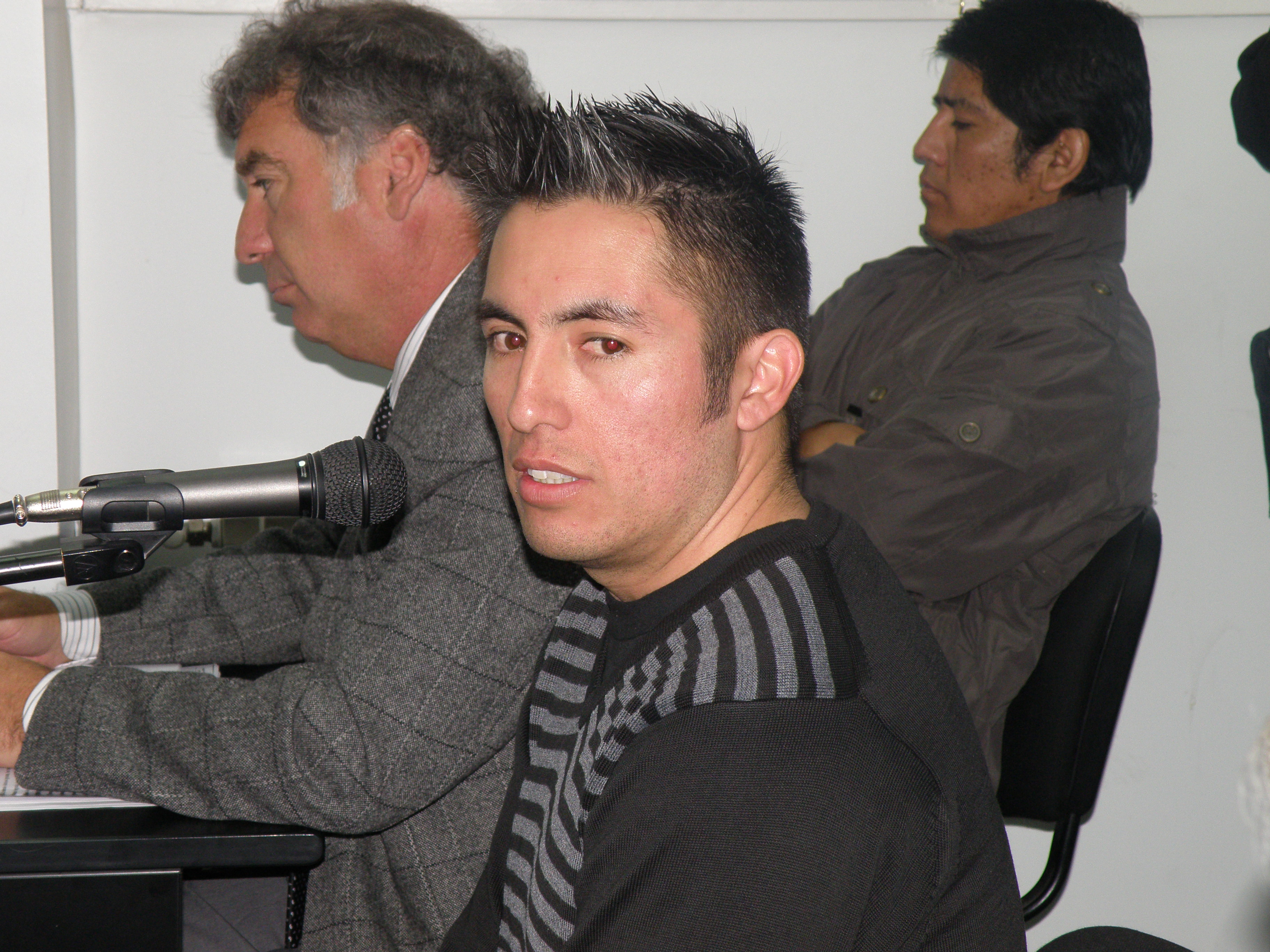 El cabo Mauricio González deponiendo, al fondo Huentecoy