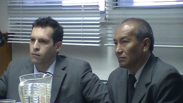 El acusado Flores junta a su defensor Martín Castro