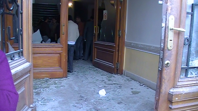 El pórtico de acceso y algunos elementos utilizados en los destrozos