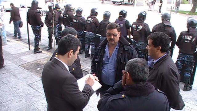 El Fiscal General tomando nota de los informes de la policía