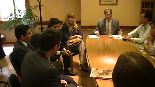 Otro aspecto de la reunión en el despacho municipal