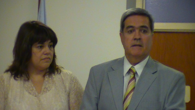 El doctor Miquelarena se dirige a los presentes, escucha la fiscal jefe de Trelew, Mirta Moreno