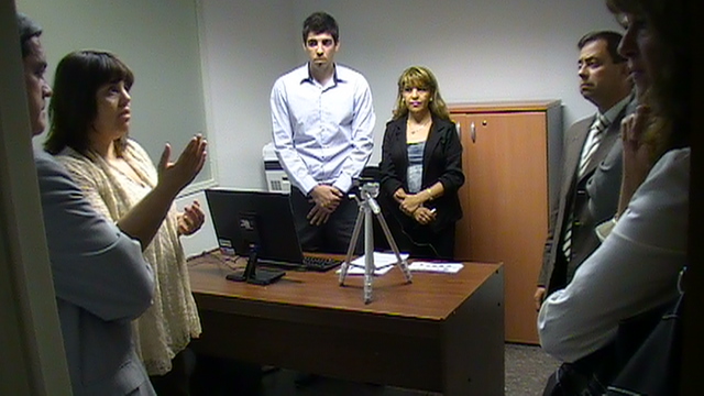 Otro momento con presencia de autoridades en la oficina de identificación