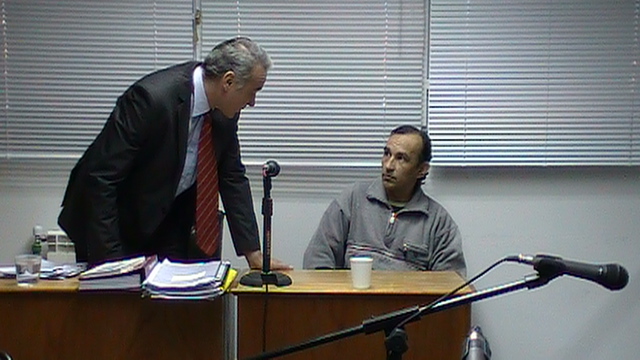 El defensor Lisandro Benítez y Danie Ruiz, el acusado