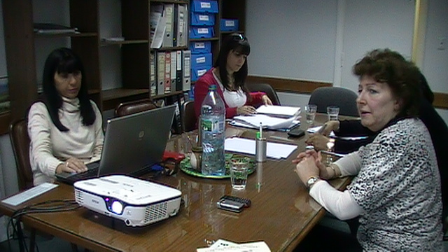 La coordinadora provincial del Savd Silvia Elias y la sicóloga social Patricia La Torre brindaron las charlas en Trelew