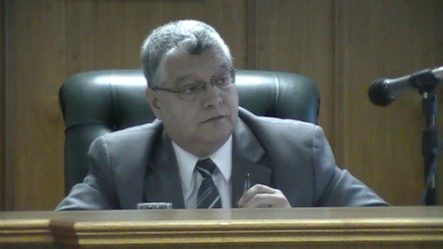 El Juez José García dando a conocer la resolución
