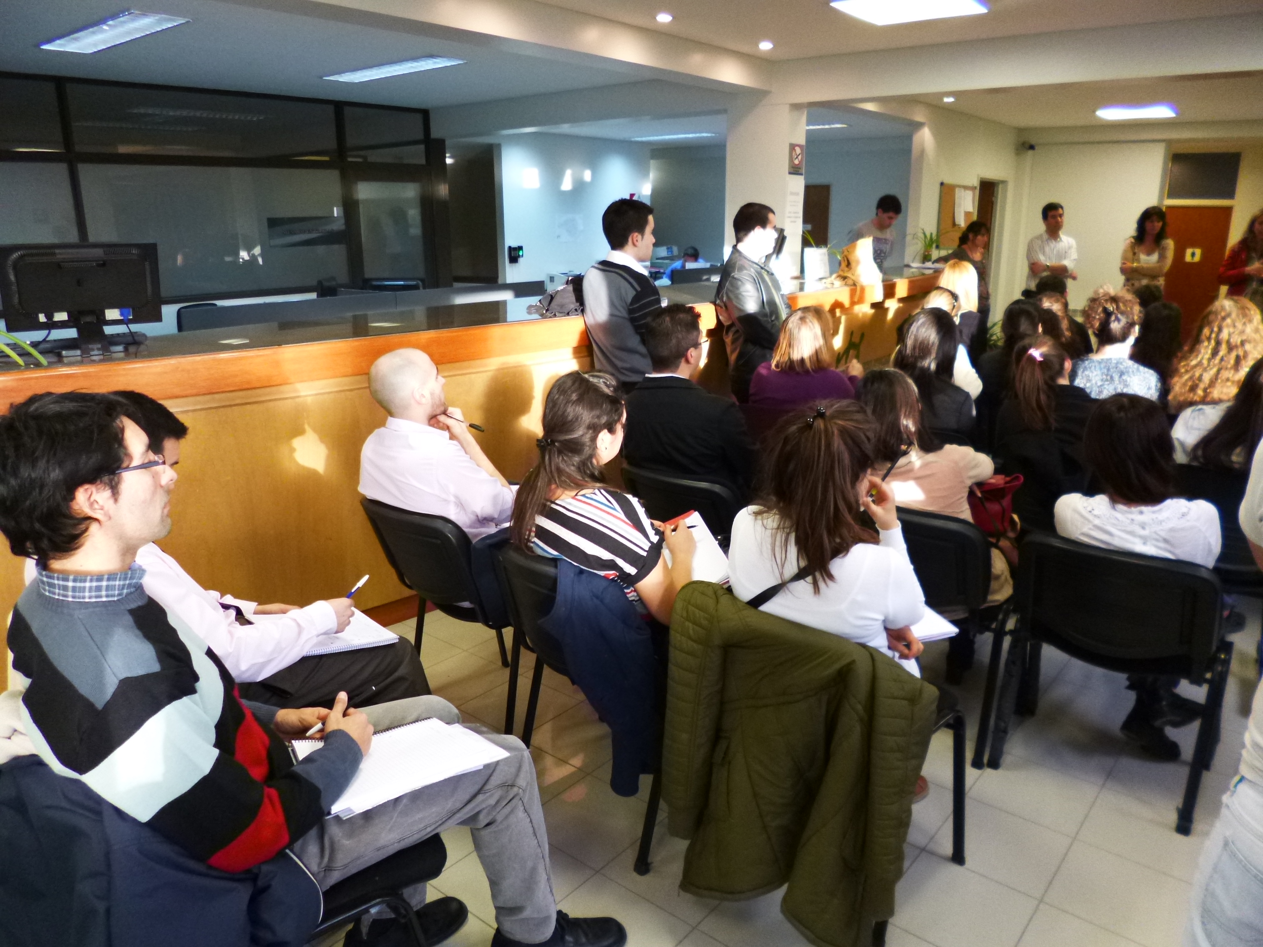 Los estudiantes en la fiscalía con personal del organismo